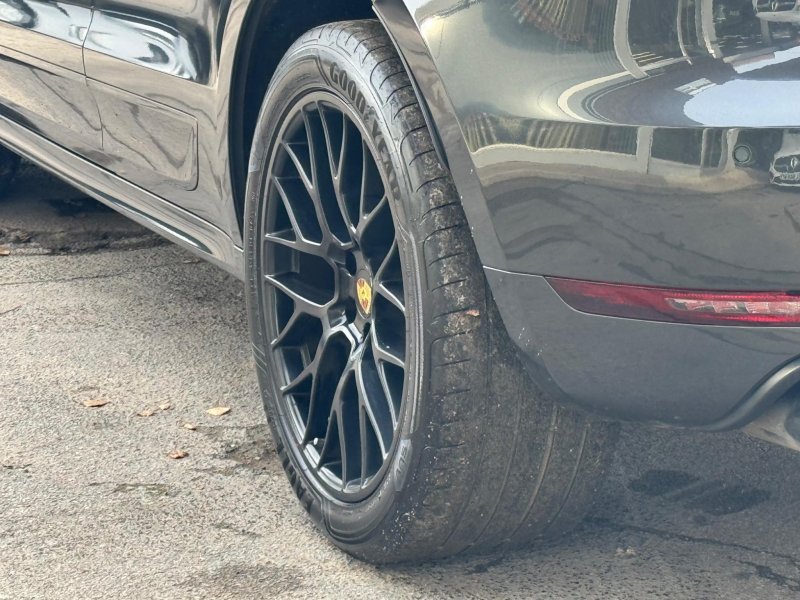 PORSCHE MACAN