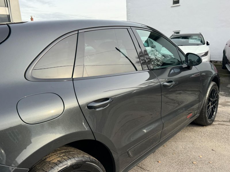 PORSCHE MACAN