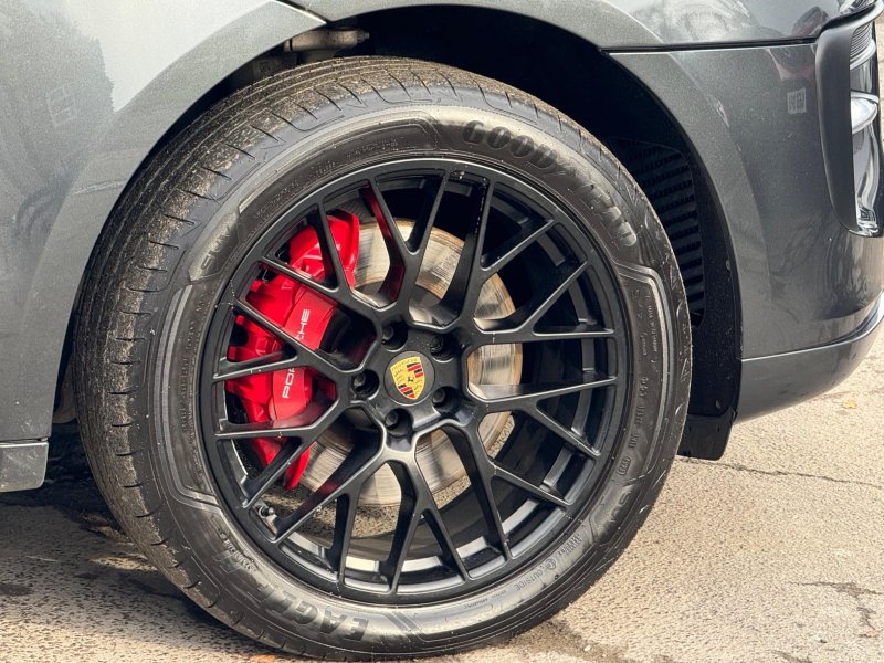 PORSCHE MACAN