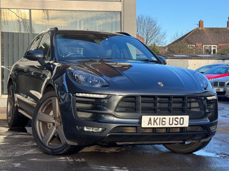 PORSCHE MACAN