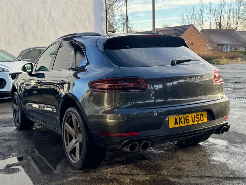 PORSCHE MACAN
