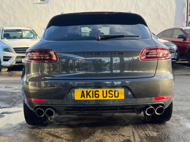 PORSCHE MACAN