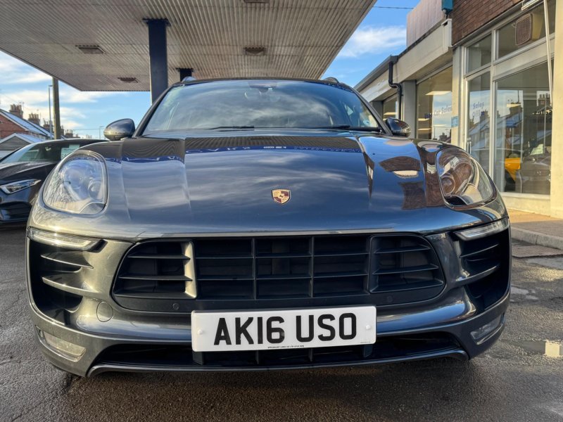PORSCHE MACAN