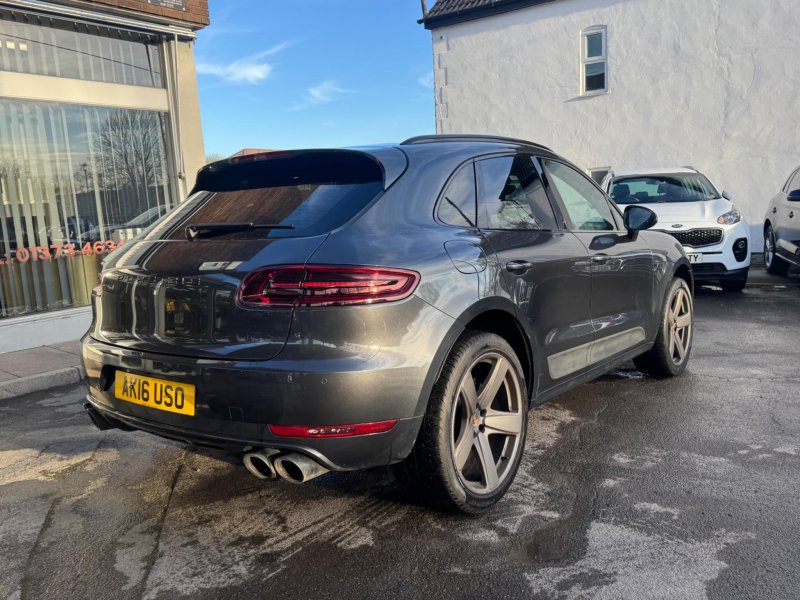 PORSCHE MACAN