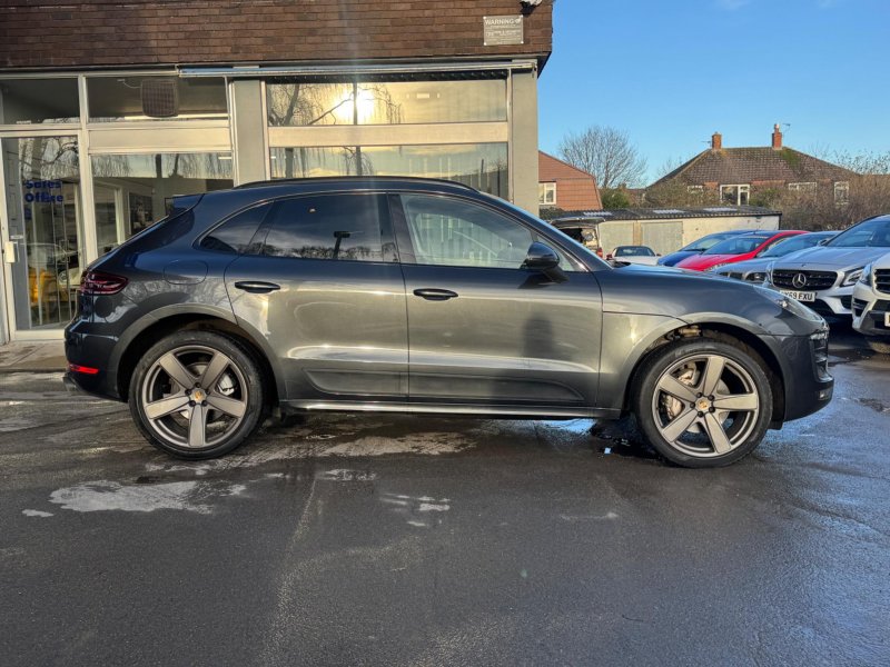 PORSCHE MACAN
