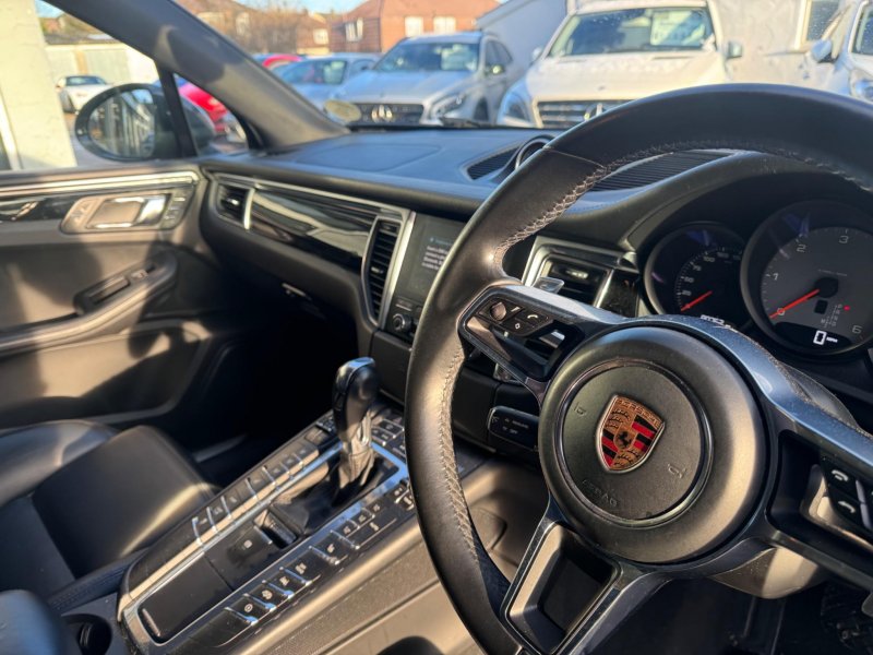 PORSCHE MACAN