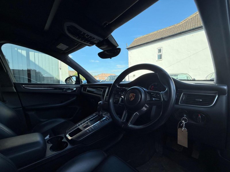 PORSCHE MACAN